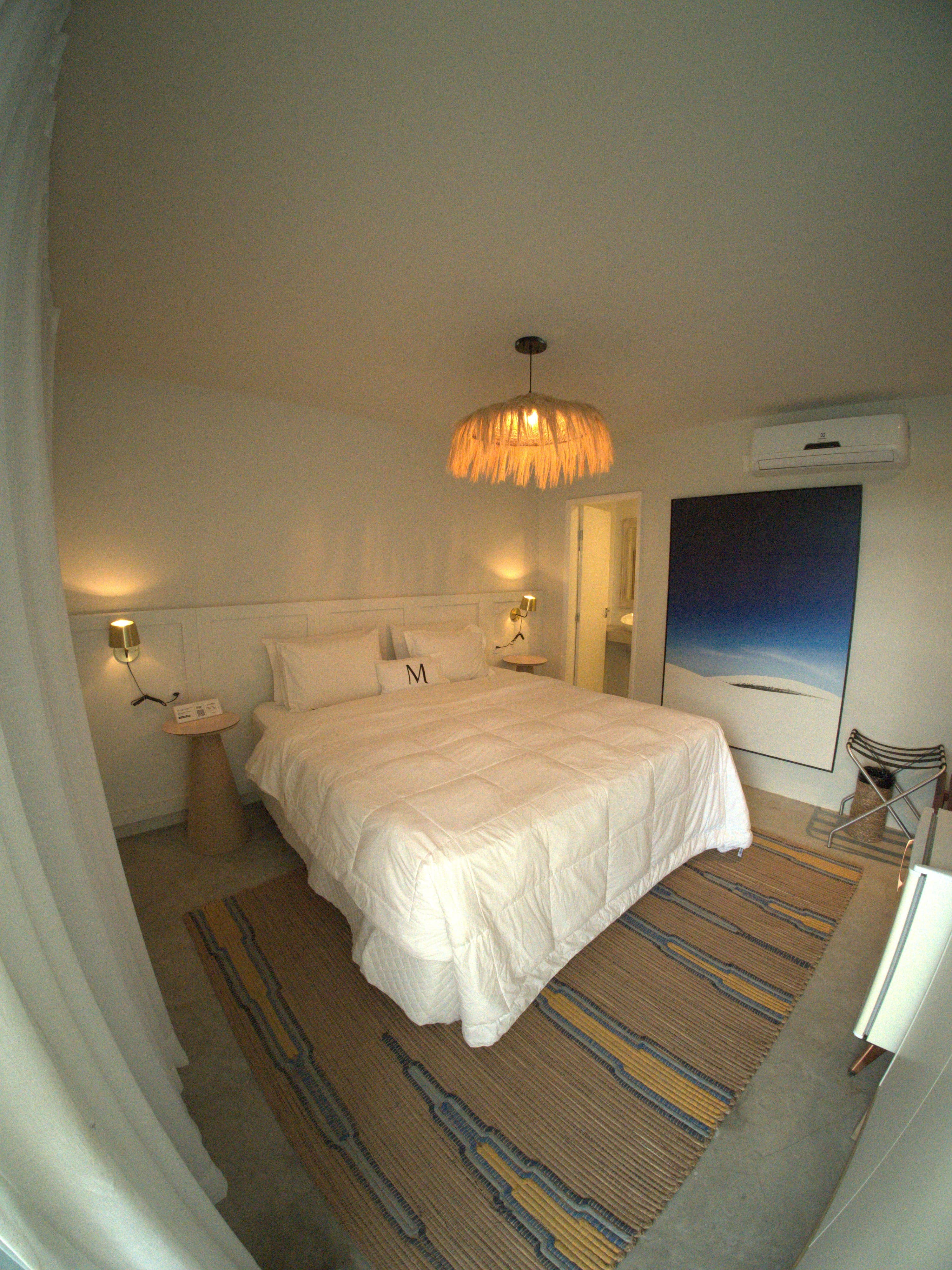 Cama king size com decoração aconchegante